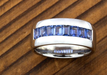 Classic and sleek Yogo Sapphire men's ring.
