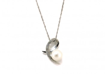 18K White gold pearl and diamond pendant front view