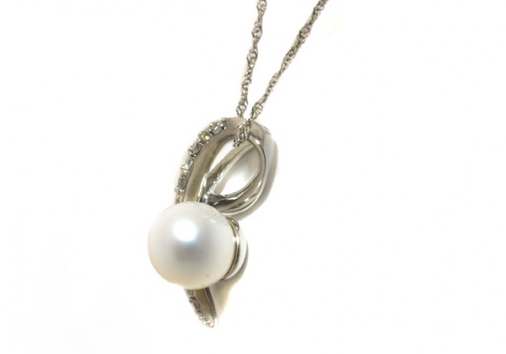 18K White gold pearl and diamond pendant side view