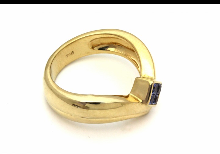 14K Yogo Sapphire Ring