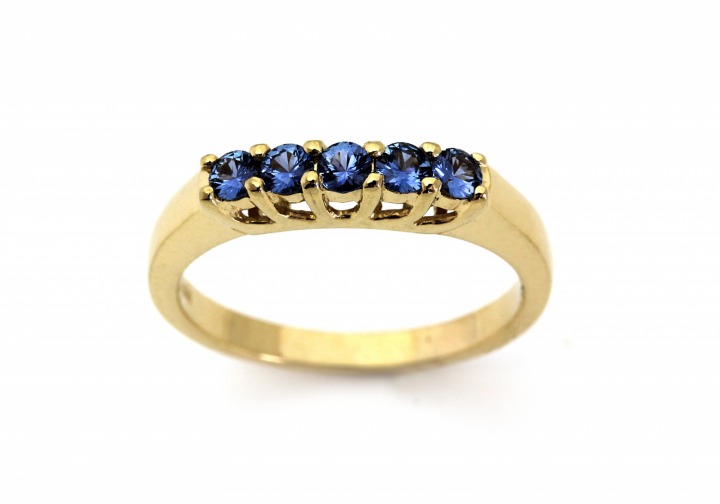 14K Yogo Sapphire Band