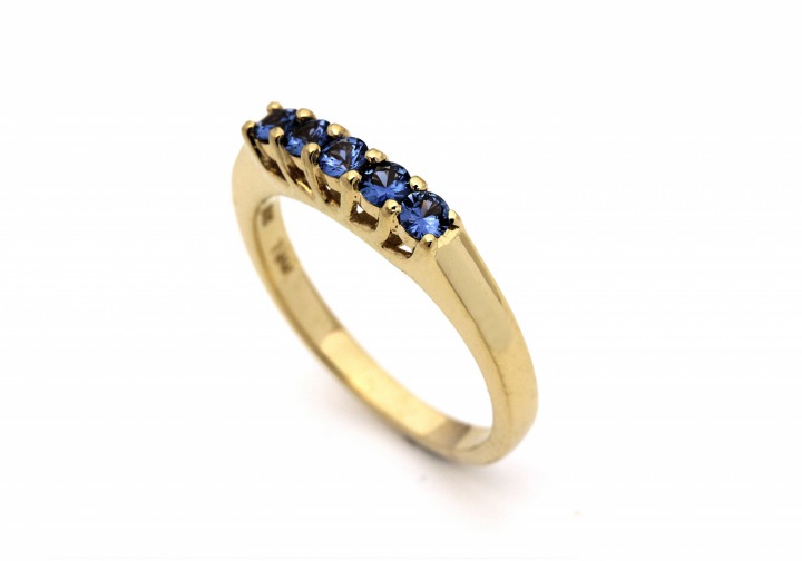 14K Yogo Sapphire Band