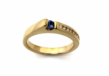14K Yogo Sapphire & Diamond Ring 14K Yogo Sapphire & Diamond Ring