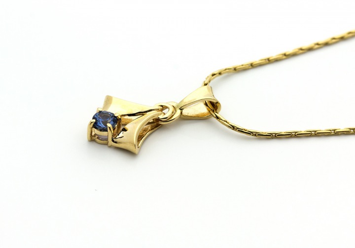 14K Yogo Sapphire Pendant 