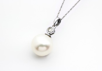 14K Pearl Pendant 14K Pearl Pendant