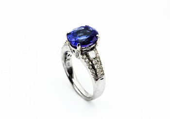 18K Tanzanite and Diamond Ring 18K Tanzanite and Diamond Ring