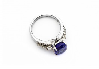 18K Tanzanite and Diamond Ring 18K Tanzanite and Diamond Ring