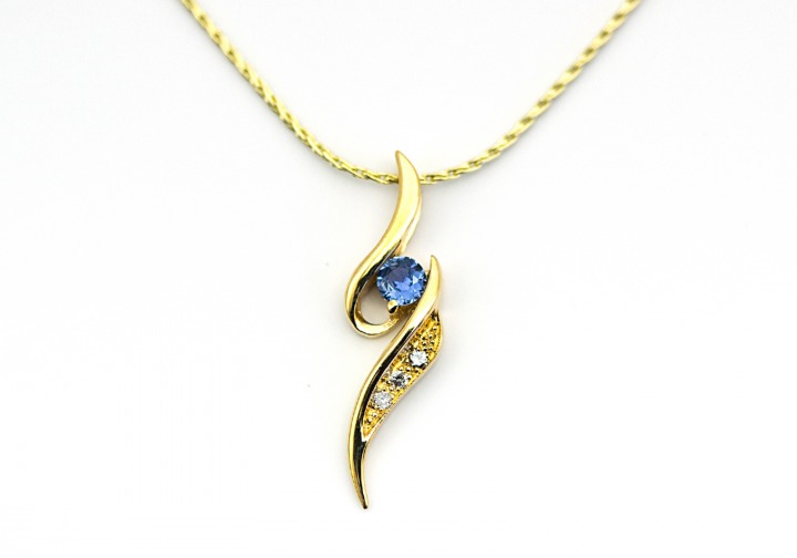 Yogo Sapphire and Diamond Pendant