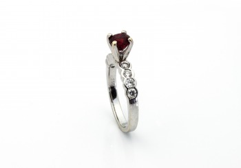 18K Ruby & Diamond Ring 18K Ruby & Diamond Ring