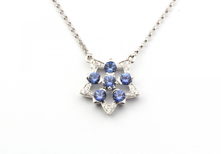 14k Yogo Sapphire Flower Pendant