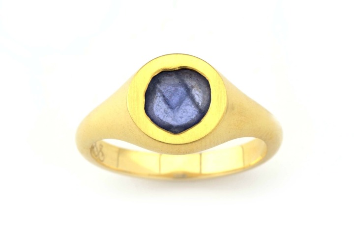 Flush Set Yogo Sapphire Signet Ring