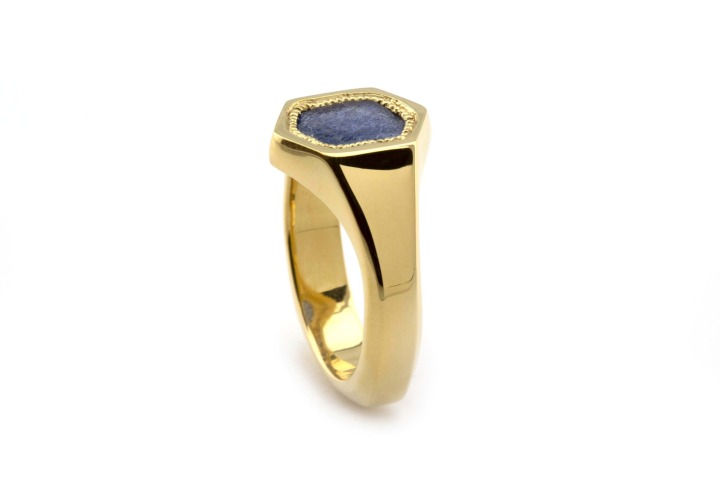 Bead Set Yogo Sapphire Signet Ring