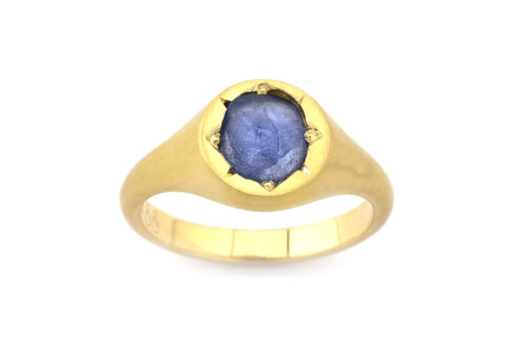 Bead Set Yogo Sapphire Signet Ring