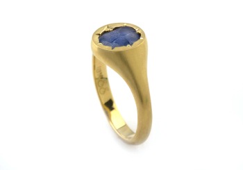 Bead Set Yogo Sapphire Signet Ring
