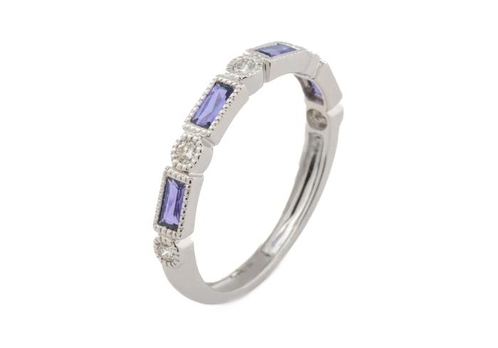 14k Yogo Sapphire Band