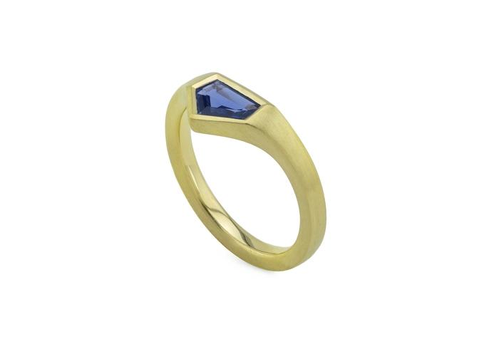 14K Aurum Geometric Yogo Sapphire Bezel Set Ring