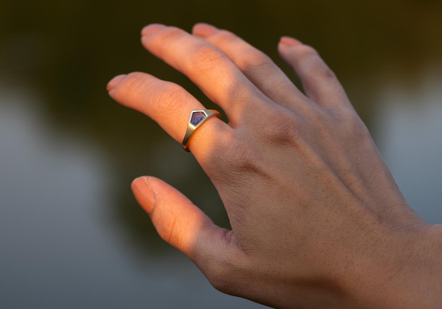 14K Aurum Geometric Yogo Sapphire Bezel Set Ring