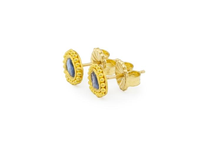 18K Granulation Yogo Sapphire Stud Earrings | Aurum Collection
