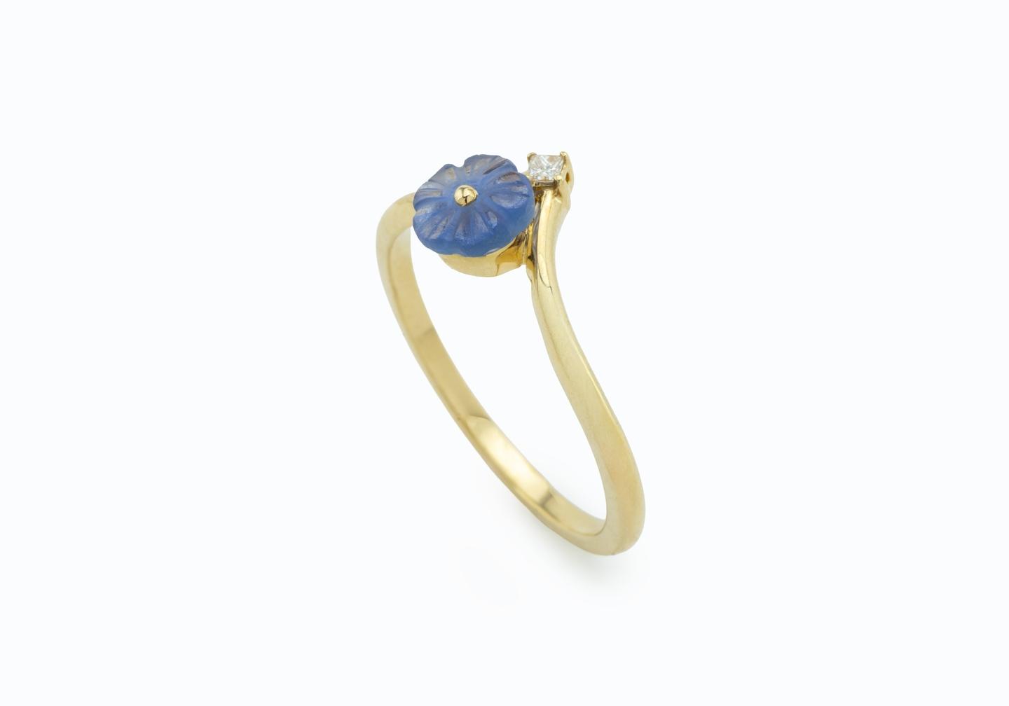 14K Imperfectionist Carved Yogo Sapphire Flower Ring
