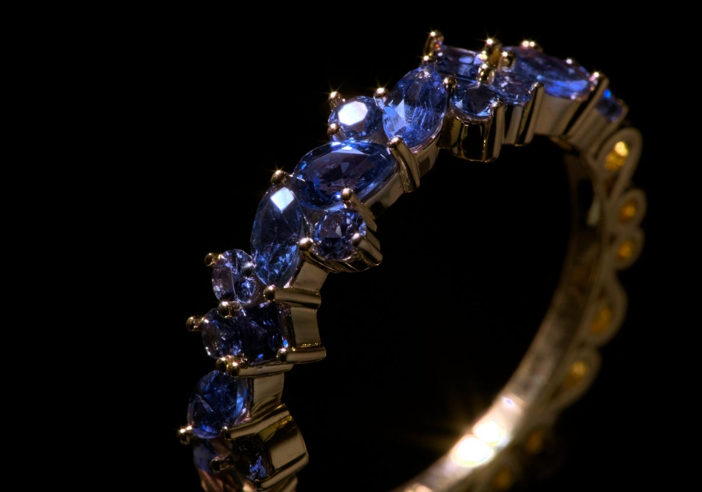 14K Yellow Gold Yogo Sapphire Cabriole Ring